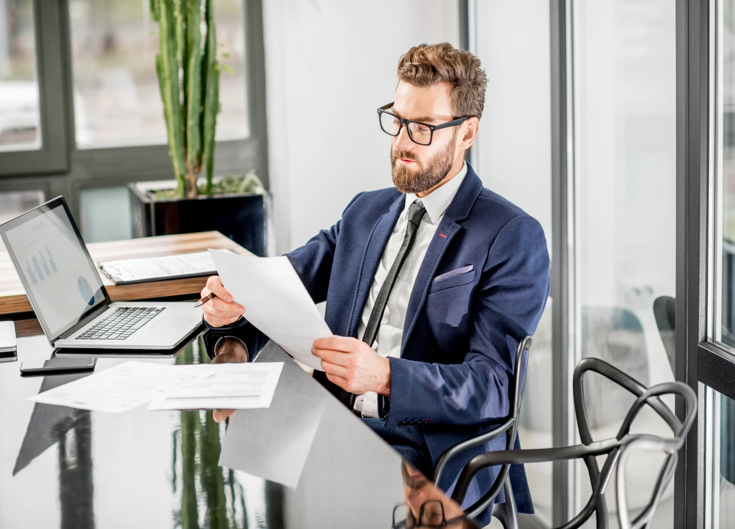 Paying remote employees in the UK: Legal responsibilities and payroll tips for employers
